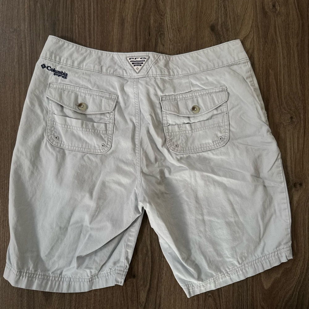 Columbia Men’s Light Gray Cargo Shorts with Back Flap Pockets